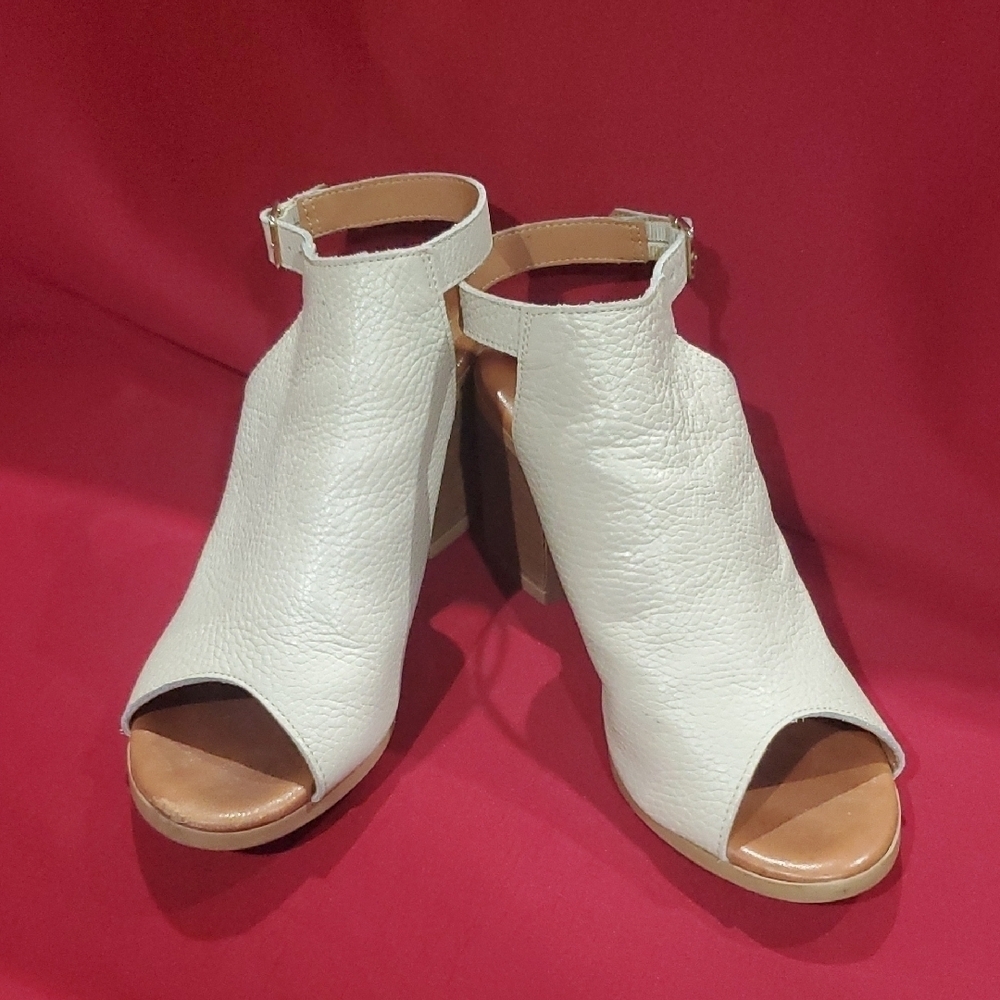l'artigiano lucchese Italian Cream and Tan Peep-Toe Heels with Chunky Heel